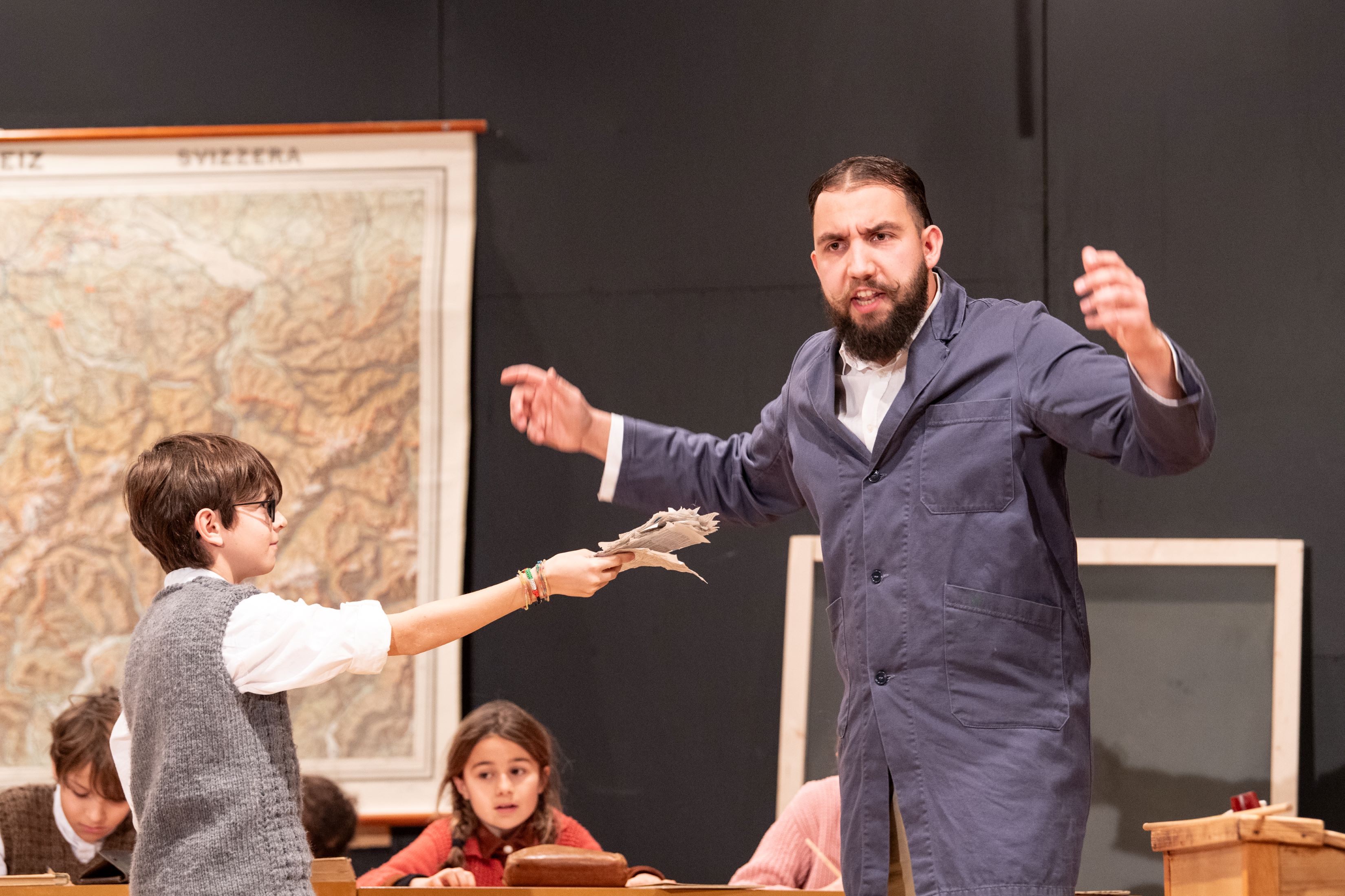 Le patois à l’école, le patê à l’èkoula, play written and staged by Romain Pittet, Groupe choral Intyamon, Albeuve, February 2024 © Antoine Vullioud, La Gruyère